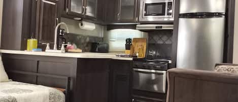 Four Ă micro-ondes, un four, surface de cuisson