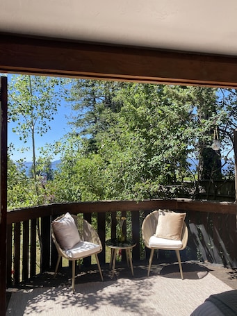 Jardines del alojamiento. Cozy Cottage near Bigfork overlooking Flathead Lake in our Cherry Orchard