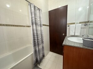 Haartrockner, Handtücher, Seife, Shampoo