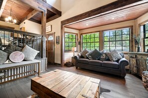 Basic Cabin | Living area