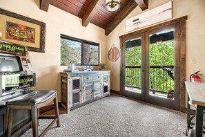 Basic Cabin | Living area