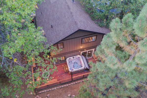 A house with a hot tub, deck, and surrounding trees. - Modern Moonridge Manor (Big Bear Lake)