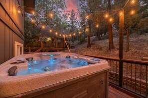 Outdoor spa tub - Modern Moonridge Manor (Big Bear Lake)