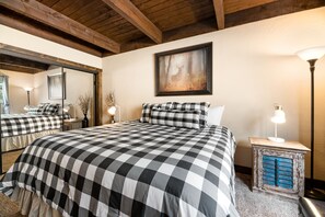 Basic Cabin | 3 bedrooms, free WiFi - Modern Moonridge Manor (Big Bear Lake)