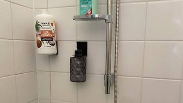 Een douchegedeelte met een handdouche, een fles shampoo en een fles conditioner.