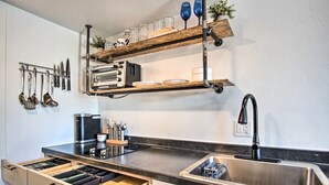 Kaffe- och tebryggare, kylskåp, mikrovågsugn och spishäll