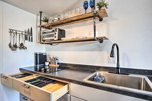 Kühlschrank, Mikrowelle, Herdplatte, Wasserkocher mit Kaffee-/Teezubehör