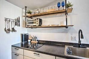 Kühlschrank, Mikrowelle, Herdplatte, Wasserkocher mit Kaffee-/Teezubehör