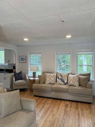 Peaceful Cottage in the Heart of Osterville Village Walk to Shops & Restaurants 