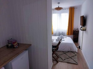 Iron/ironing board, WiFi, bed sheets