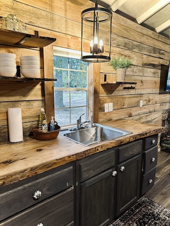 Interni. Hickory Cabin @ Little River Hideout - Cozy tiny home right on Little River