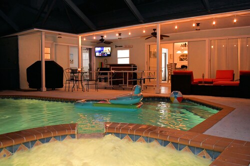 Hidden Retreat~heated pool/spa minutes to beaches and IMG Academy! Pool table! 
