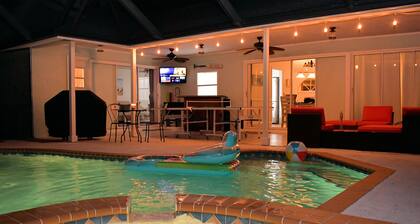 Hidden Retreat~heated pool/spa minutes to beaches and IMG Academy! Pool table!