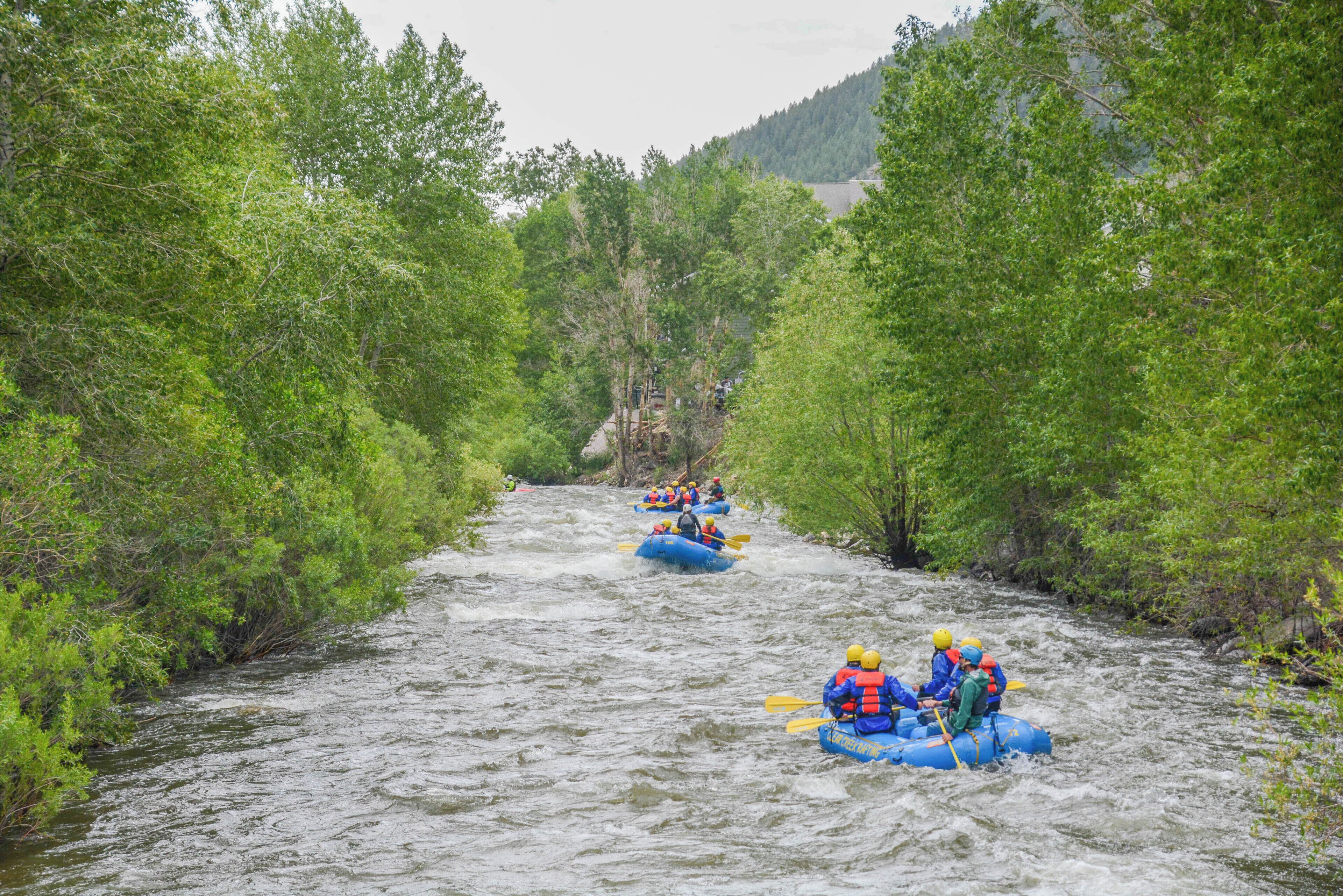 Um rio com pessoas fazendo rafting.