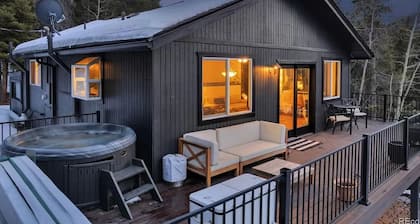 Romantic mountain getaway or family escape. NEW HOT TUB!!