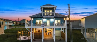 Walk to Beach, 6BR Sleeps 22 w/Hot Tub, Fire Pit, Bar w/TV, XBOX, Desk & Dogs Ok