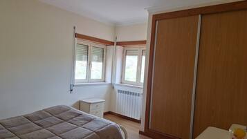 2 dormitorios, escritorio, tabla de planchar con plancha y cuna de viaje