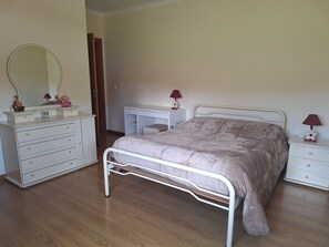 2 bedrooms, desk, iron/ironing board, travel crib