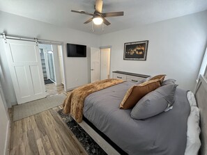 3 makuuhuonetta, tallelokero huoneessa, silitysrauta/-lauta