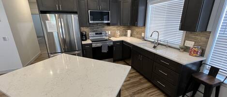 Jääkaappi, mikroaaltouuni, uuni, liesi