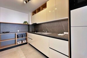 Kühlschrank, Herdplatte, Geschirrspüler, Toaster