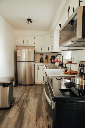 Fridge, microwave, oven, stovetop - Cozy 3BR home near Mohican & Amish Country (Lakeville)