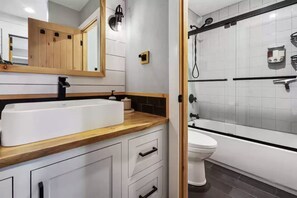 Hair dryer, towels, soap, shampoo - Walk to Village/Gondola, 1BR + Private Bunk Area (Mammoth Lakes)