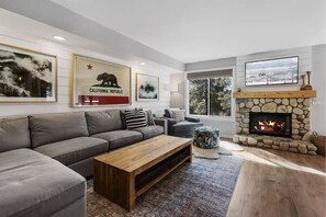 Smart-TV, Kamin, Videospiele, Tischtennisplatte