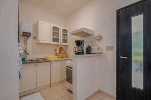 Køleskab, ovn, kogeplade, brødrister