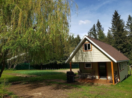 Outdoor dining. Cozy Cabin, 2 min to the HWY1, 5 minutes to the Shuswap lake