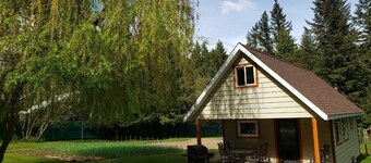 Cozy Cabin, 2 min to the HWY1, 5 minutes to the Shuswap lake