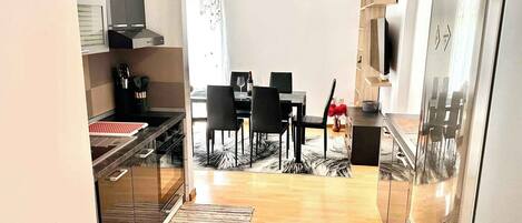 Frigorífico, horno, placa de cocina y cafetera o tetera