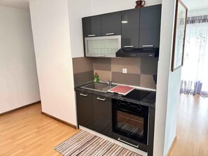 Jääkaappi, uuni, liesi, kahvin-/teenkeitin