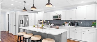 NEW IMMACULATE and quiet 4br Retreat between SAV DownTown & Tybee Island