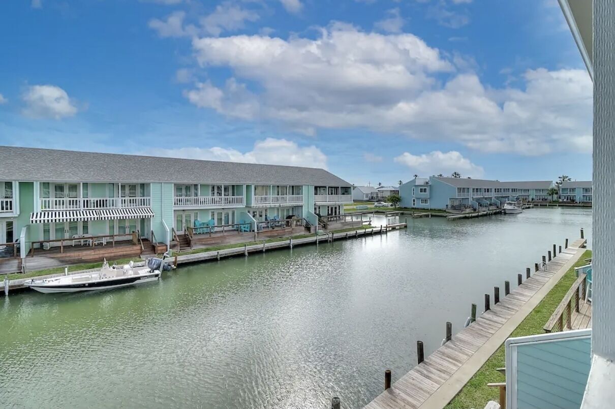 Wonderful condo on the water 