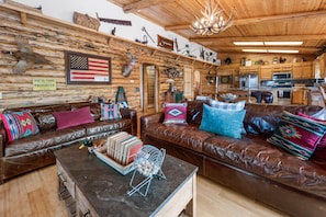 Basic Cabin | Living area - Moon Bear Lodge (Big Bear City)