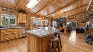 Basic Cabin | Private kitchen - Moon Bear Lodge (Big Bear City)