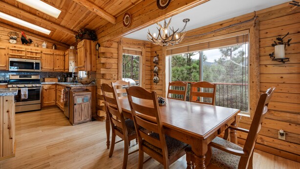 Basic Cabin | In-room dining - Moon Bear Lodge (Big Bear City)