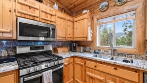 Basic Cabin | Private kitchen - Moon Bear Lodge (Big Bear City)