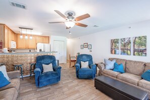 Älytelevisio, DVD-soitin, kirjoja, videokirjasto