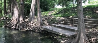 Guadalupe River Roost,  WiFi,  King Bed  Sleeps 8, 3BR 2BA