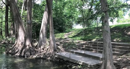 Guadalupe River Roost, WiFi, King Bed Sleeps 8, 3BR 2BA