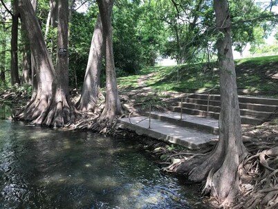 Guadalupe River Roost, WiFi, King Bed Sleeps 8, 3BR 2BA