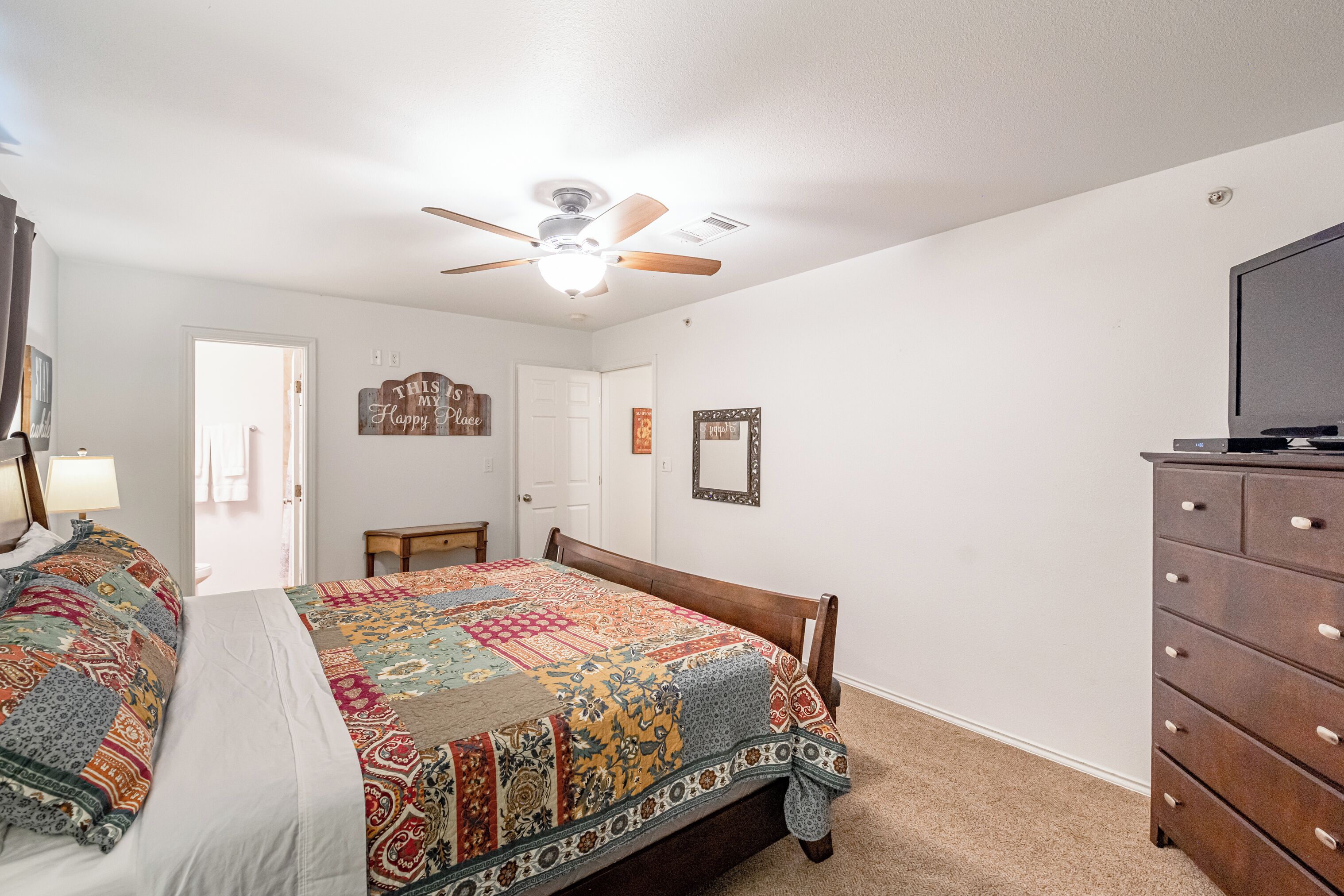 3 bedrooms, desk, iron/ironing board, travel crib