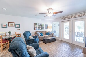 Älytelevisio, DVD-soitin, kirjoja, videokirjasto