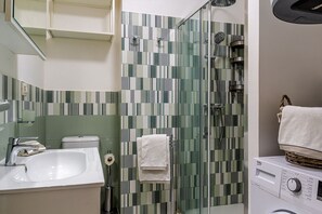 Dusche, Haartrockner, Handtücher, Seife