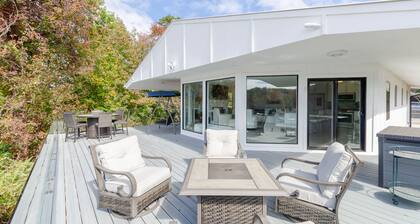 Lakeside Haven: Hot Tub! Wi-Fi! Free Parking! Private! Beach! Centrally located.