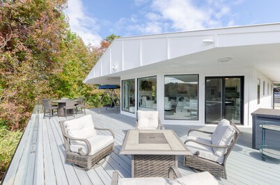 Lakeside Haven: Hot Tub! Wi-Fi! Free Parking! Private! Beach! Centrally located.