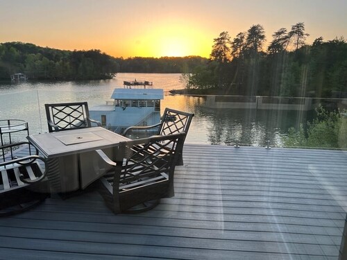 Lakeside Haven: Hot Tub! Wi-Fi! Free Parking! Private! Beach! Centrally located.