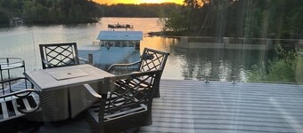 Lakeside Haven: Hot Tub! Wi-Fi! Free Parking! Private! Beach! Centrally located.